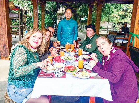 Hộ du lịch cộng đồng bà Hoàng Thị Loan đón khách du lịch nước ngoài đến nghỉ và thăm quan.  
