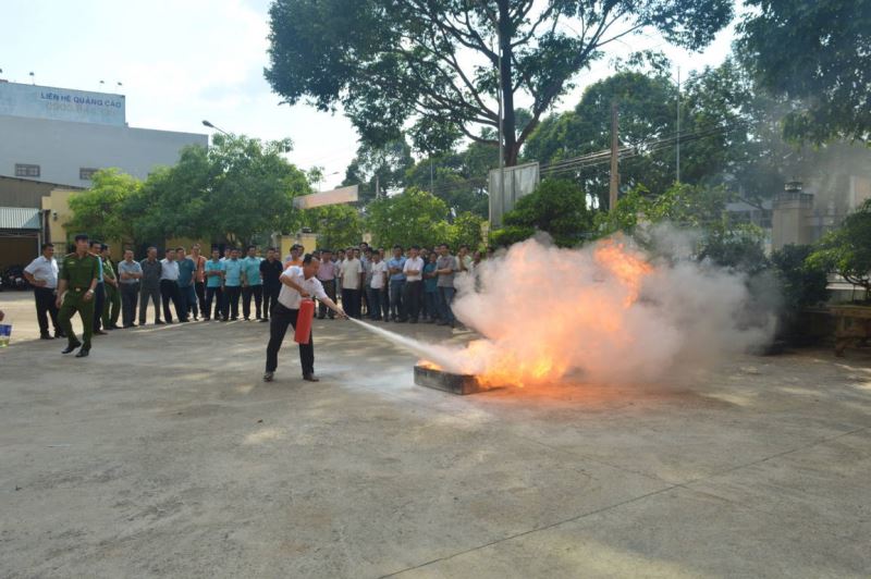 Học viên thực hành dùng bình chữa cháy để dập tắt lữa