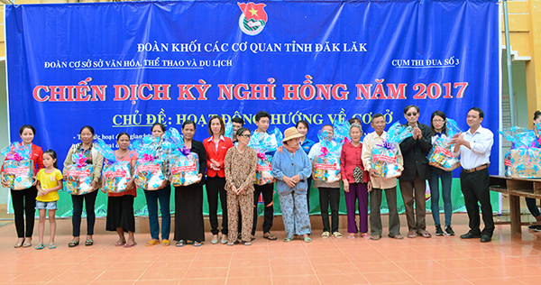 Đại diện Công ty TNHH ô tô xe máy Trung Thạch tặng quà cho bà con xã Cư M’ta, huyện M’Đrắk