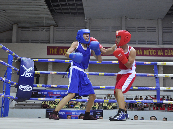 Trận so găng hạng cân 56kg giữa VĐV Trần Quang Nhân (Áo đỏ, Hải Phòng) và Lê Duy Trung (Áo xanh - Quảng Ngãi)