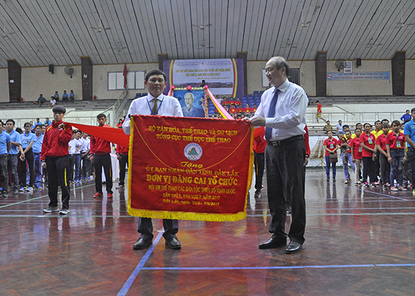 Tổng cục Trưởng Tổng cục Thể dục Thể thao Vương Bích Thắng tặng Cờ lưu niệm cho địa phương đăng cai tổ chức Hội thi.
