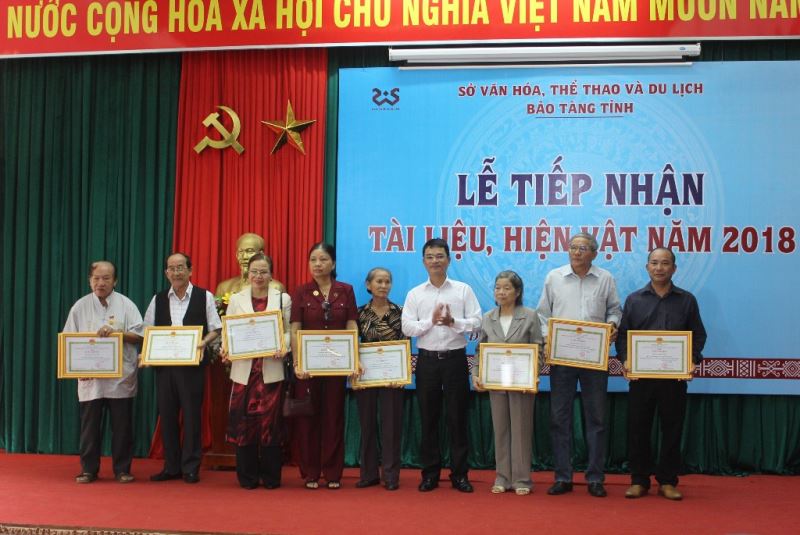  Lãnh đạo Sở Văn hóa, Thể thao và Du lịch tặng Giấy khen cho các cá nhân hiến tặng tài liệu, hiện vật cho Bảo tàng tỉnh