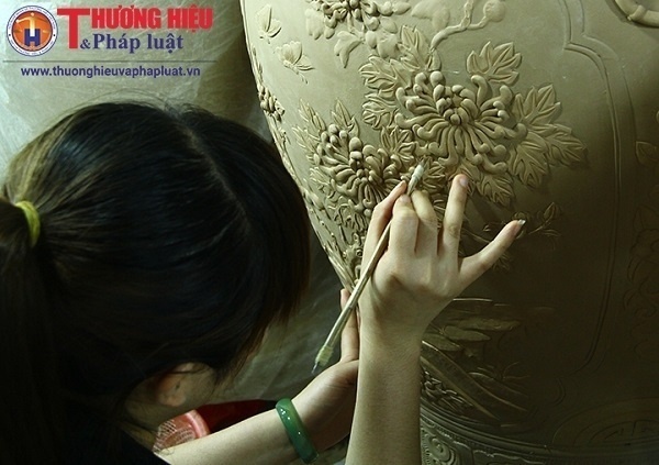 Bàn tay tài hoa của nghệ nhân làng nghề gốm sứ Bát Tràng (Hà Nội) 