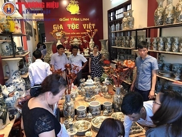 khách tham quan làng gốm sứ Bát Tràng (Hà Nội). 
