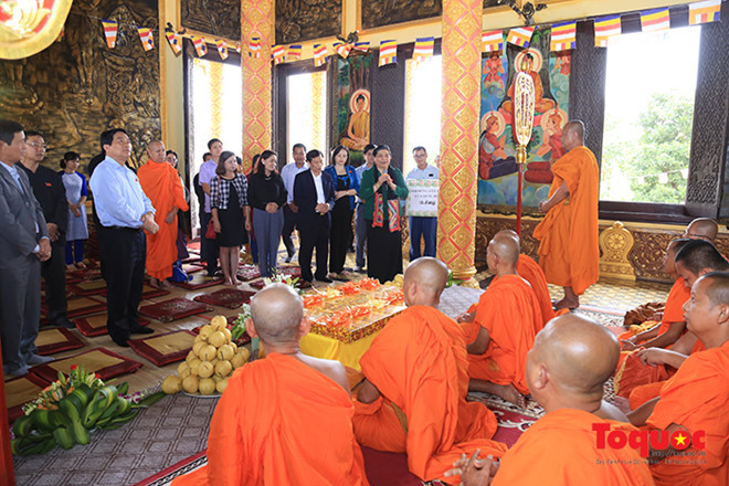 Phó Chủ tịch Thường trực Quốc hội gửi lời cảm ơn sâu sắc đến các tăng ni, phật tử tại chùa Khmer.