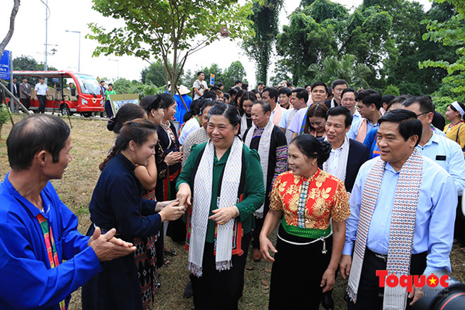 Phó Chủ tịch Thường trực Quốc hội Tòng Thị Phóng đến thăm một gia đình của đồng bào dân tộc Thái. 