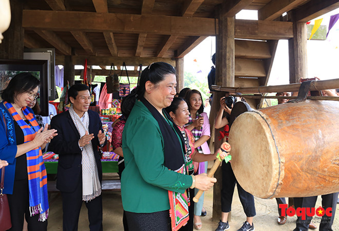 Nữ Phó Chủ tịch Quốc hội được đồng bào dân tộc Thái gọi với cái tên rất thân thương "Nghệ nhân Tòng Thị Phóng".