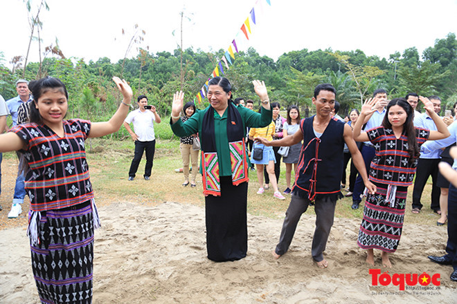  Phó Chủ tịch Thường trực Quốc hội Tòng Thị Phóng tham gia điệu nhảy truyền thống cùng đồng bào Tà Ôi