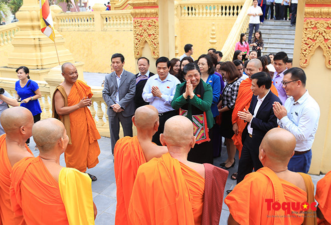 Đoàn đã đến tham quan và làm lễ cầu an tại chùa Khmer.
