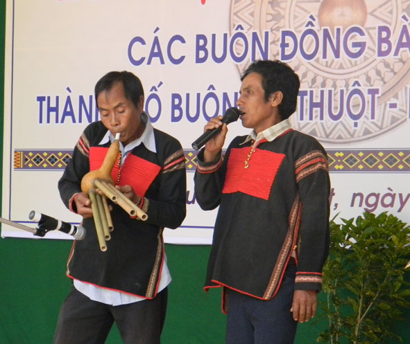 Các nghệ nhân buôn Kô Tam (TP. Buôn Ma Thuột) trình diễn điệu hát K'ứt của người Êđê. 