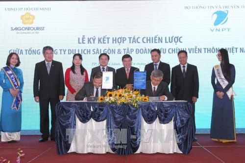 Nghi thức ký kết hợp tác chiến lược giữa Tập đoàn Bưu chính viễn thông Việt Nam và Tổng Công ty Du lịch Sài Gòn. Ảnh: Thanh Vũ – TTXVN