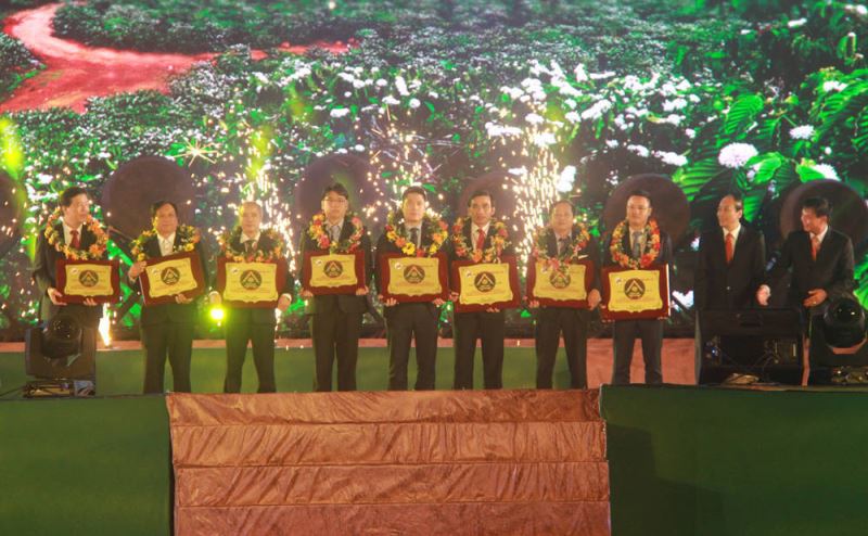 Bí thư Tỉnh ủy Êban Y Phu và Chủ tịch UBND tỉnh Phạm Ngọc Nghị trao chứng nhận cho các nhà tài trợ Kim cương và Vàng.