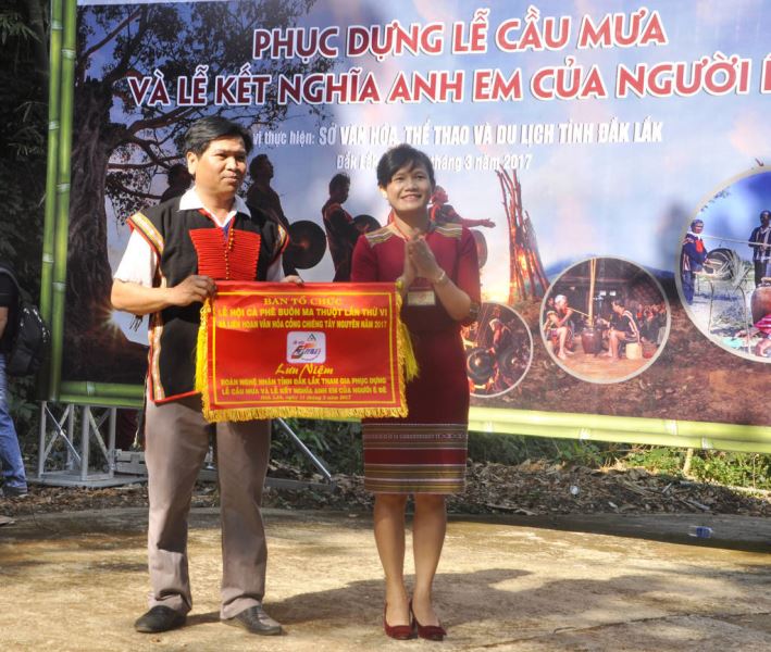 Giám đốc Sở Văn hóa-Thể thao và Du lịch Đắk Lắk H'Lim Niê tặng cờ lưu niệm cho đơn vị thực hiện nghi lễ