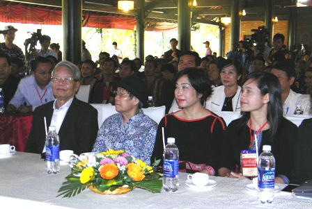 Nguyên Chủ tịch nước Trần Đức Lương dự Lễ khai mạc Hội thi tạc tượng gỗ dân gian Tây Nguyên