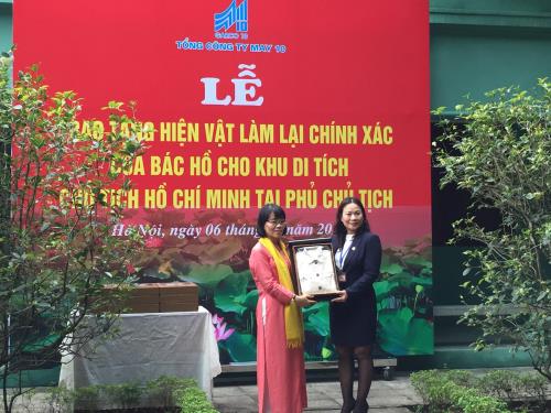 Bà Nguyễn Thị Thanh Huyền, Tổng Giám đốc May 10 trao tặng quần áo Bác Hồ do May 10 phục chế cho đại diện lãnh đạo Ban Quản lý Lăng Chủ tịch Hồ Chí Minh. Ảnh: TTXVN 