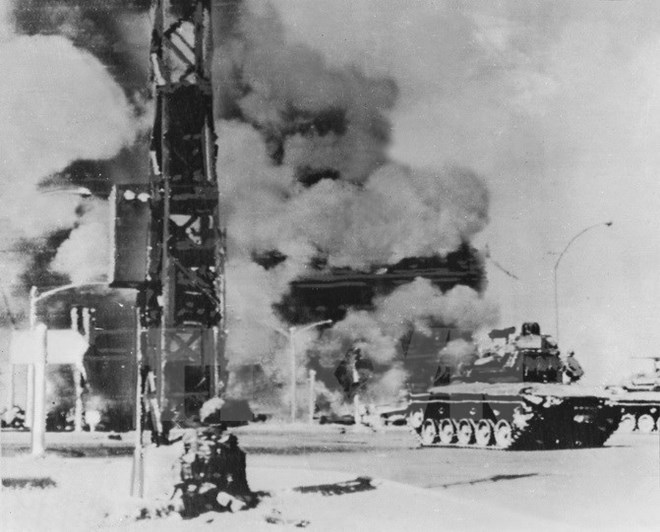 Một căn cứ của Mỹ ngụy ở Sài Gòn bị quân Giải phóng tấn công, đốt cháy. Ảnh: TTXVN