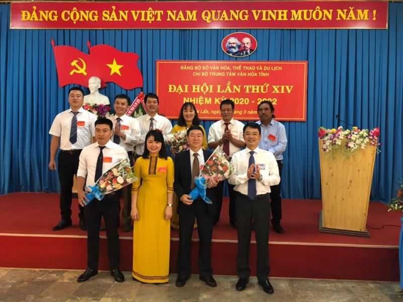 Chi ủy và Đoàn Đại biểu đi dự Đại hội Đảng bộ cấp trên Chi bộ Trung tâm Văn hóa tỉnh ra mắt Đại hội