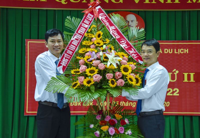 Đại diện Đảng ủy Sở tặng hoa chúc mừng đại hội Chi bộ Văn phòng 3