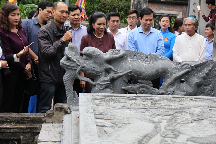 Đoàn khảo sát về linh vật của Bộ Văn hóa, Thể thao và Du lịch làm việc tại đền Vua Đinh, huyện Hoa Lư (Ninh Bình).