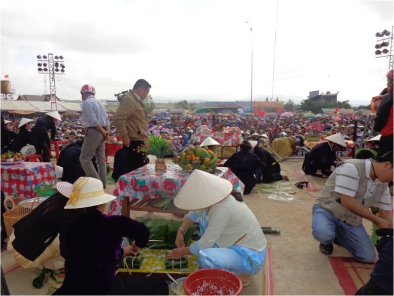 Thi bánh chưng, bánh giầy trong lễ hội dân gian văn hóa Việt Bắc diễn ra tại Ea Tam, Krông Năng, Đắk Lắk
