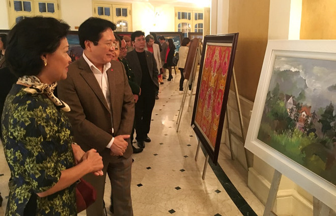 Thứ trưởng Vương Duy Biên và các đại biểu tham quan triển lãm. Ảnh: Gia Linh