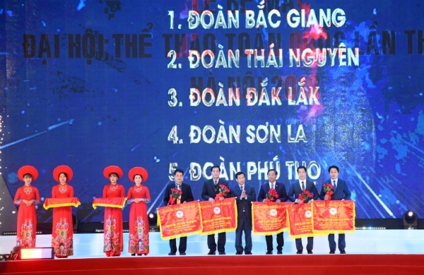 Bộ trưởng Nguyễn Ngọc Thiện trao Cờ thưởng cho 5 đoàn thể thao miền núi có thành tích xuất sắc nhất