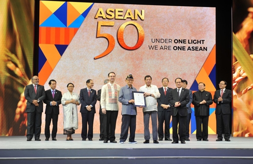 Đại diện các nước thành viên ASEAN tham gia lễ kỷ niệm 50 năm thành lập Hiệp hội. (Ảnh: ASEAN)