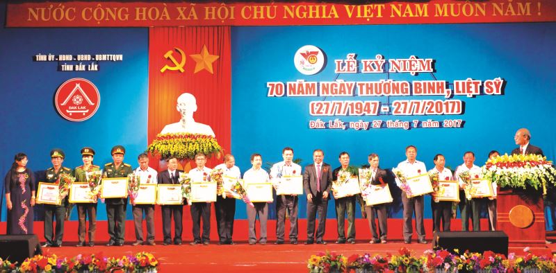 Đồng chí Êban Y Phu, Bí thư Tỉnh ủy trao Bằng khen của Bộ Lao động –Thương binh và Xã hội cho các tập thể, cá nhân tiêu biểu.