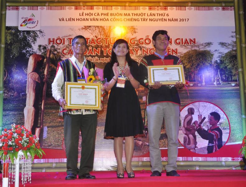 Giám đốc Sở Văn hóa, Thể thao và Du lịch H’ Lim Niê trao thưởng cho nghệ nhận đoạt giải Nhì