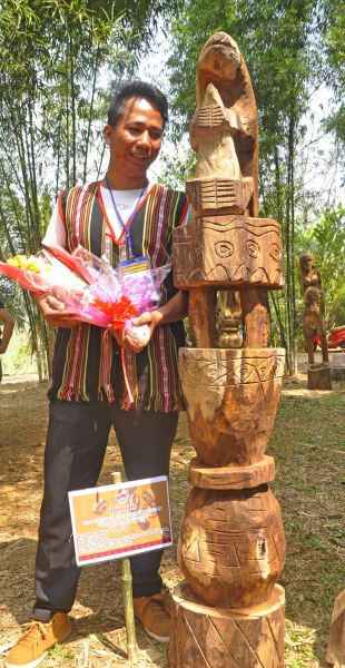 Nghệ nhân Y Ân B’Ja (Đắk Nông) với tác phẩm “Gấu bẻ măng” đạt giải Nhất Hội thi  