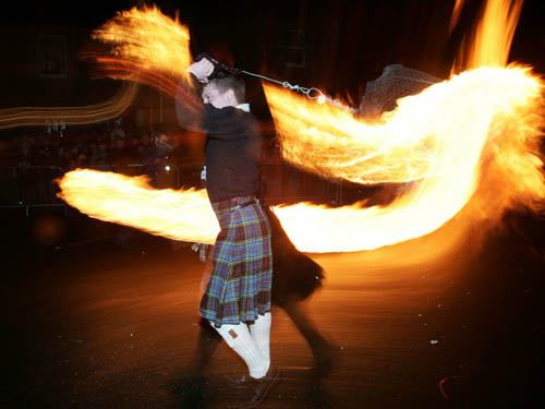 Sự kiện thu hút đông đảo người dân và du khách tham gia nhất tại Scotland dịp năm mới chính là lễ hội cầu lửa Hogmanay, diễn ra trong 3 ngày từ 30/12 đến 1/1 hàng năm. Vào đêm tối, mọi người sẽ cùng cầm những ngọn đuốc lớn, hòa vào dòng người trên phố và diễu hành qua các con phố trung tâm. Người dân nơi đây tin rằng lửa có tác dụng xua đuổi tà ma và đem lại may mắn, hạnh phúc trong năm mới.