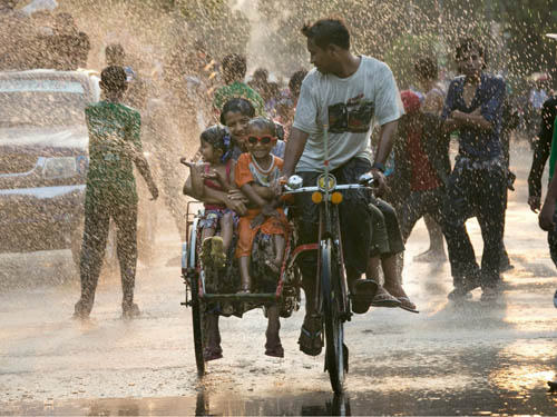 Người dân Myanmar đón năm mới bằng lễ hội nước Thingyan, diễn ra vào giữa tháng 4. Trong lễ hội này, đường phố khắp nơi trên đất nước Myanmar đều ngập sũng nước, người người cùng té nước vào nhau với mong ước rửa trôi đi những xui xẻo và tội lỗi của năm cũ, đón may mắn của năm mới.