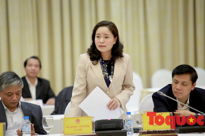 Thứ trưởng Bộ VHTTDL Trịnh Thị Thủy trả lời phóng viên tại buổi họp báo.