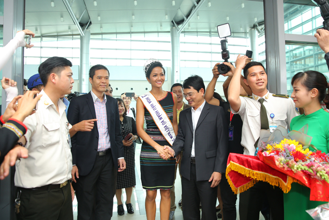Cô được đại diện các cơ quan ban ngành của tỉnh Đắk Lắk ra đón.