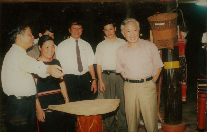 Đồng chí Vũ Khoan, Ủy viên Bộ Chính trị, Phó thủ tướng Chính phủ tham quan không gian trưng bày Văn hóa các dân tộc Đắk Lắk tại thành phố Hồ Chí Minh, 2002.