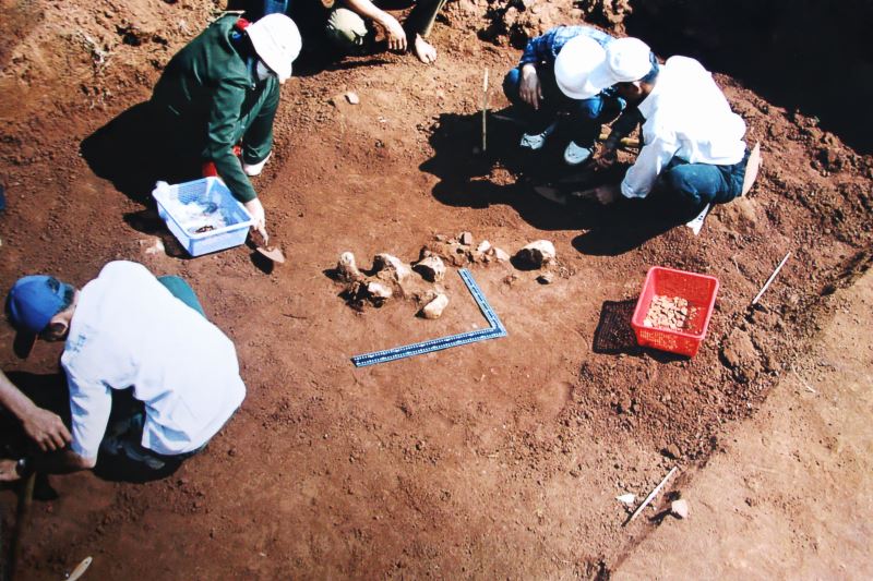 Cán bộ Viện Khảo cổ học và Bảo tàng tỉnh Đắk Lắk đang xử lý hiện vật tại di chỉ Dhăp Rong, xã Cư Êbur, Tp. Buôn Ma Thuột, năm 2002.