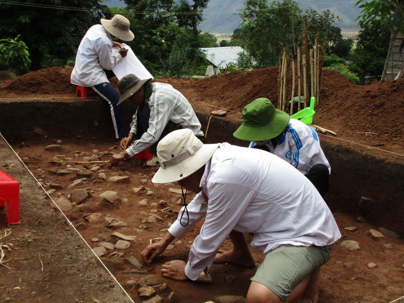 Cán bộ Bảo tàng tỉnh khai quật hố thám sát tại buôn Hàng Năm, xã Yang Mao, Krông Bông