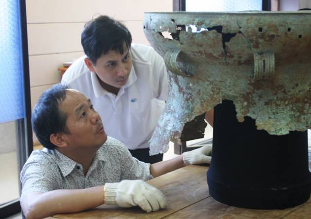 Cán bộ Bảo tàng tỉnh và chuyên gia Trung Quốc tìm hiểu hoa văn trên Trống đồng phát hiện ở Đắk Lắk