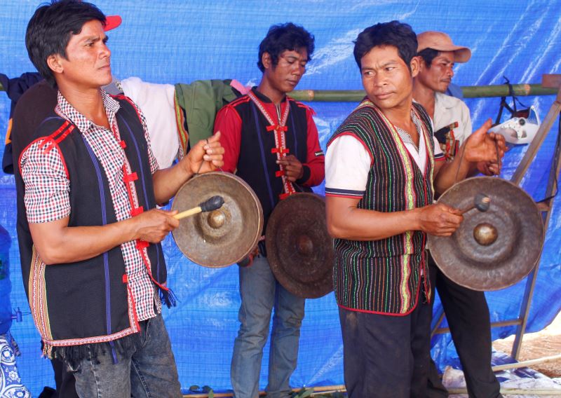 Đội chiêng buôn Tơ Yoa biểu diễn tại lễ hội