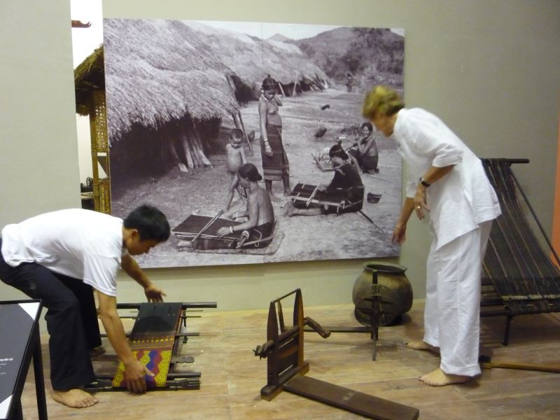 Chuyên gia Pháp giúp Bảo tàng tỉnh Đắk Lắk thực hiện trưng bày hiện vật