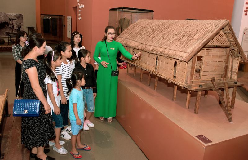 Du khách tham quan mô hình nhà sàn của đồng bào dân tộc Ê Đê
