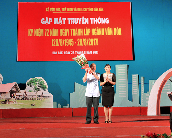 Giám đốc Sở VHTT&DL H'Lim Niê tặng hoa cho đại diện lãnh đạo Ngành đã nghỉ hưu