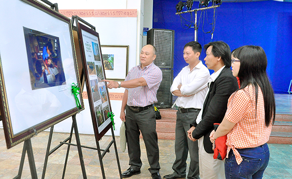 Khách tham quan triển lãm