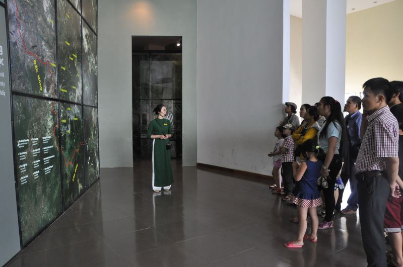 Du khách tham quan tìm hiểu tại Bảo tàng tỉnh
