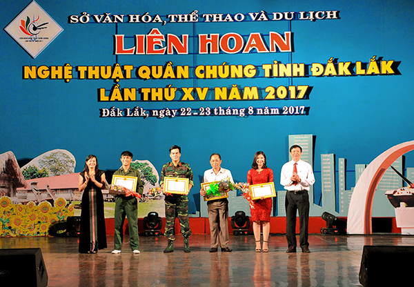 Ban tổ chức trao thưởng cho các tiết mục đoạt giải A