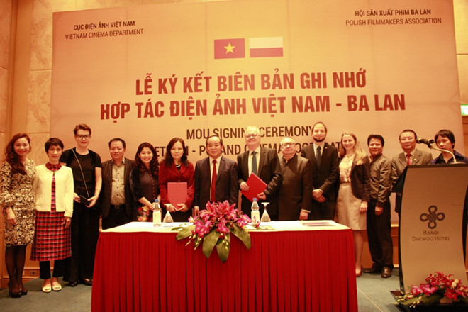 Đại diện các bên tham gia Lễ ký kết Biên bản ghi nhớ Hợp tác điện ảnh Việt Nam - Ba Lan (ảnh thegioidienanh.vn)