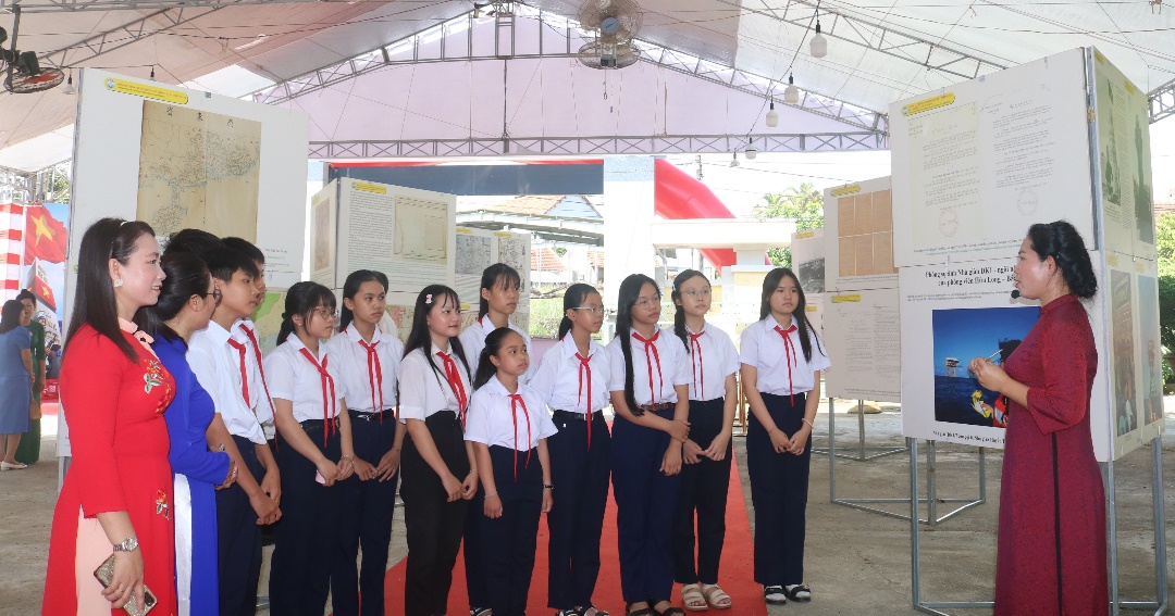 Khai mạc triển lãm lưu động “Hoàng Sa, Trường Sa của Việt Nam - Những bằng chứng lịch sử và pháp lý” tại xã Hòa Xuân 