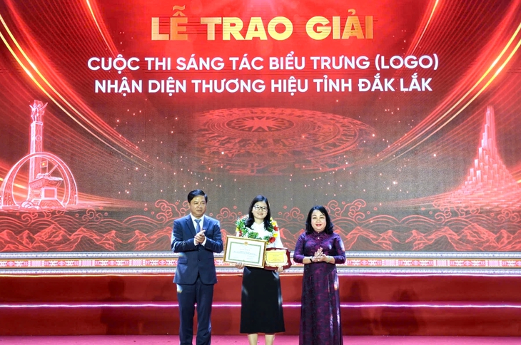 Ông Lương Nguyễn Minh Triết - Bí thư Tỉnh ủy Đắk Lắk và bà Cao Thị Hòa An - Phó bí thư thường trực Tỉnh ủy Đắk Lắk - trao giải nhất cho tác giả Hoàng Thị Thu Thảo