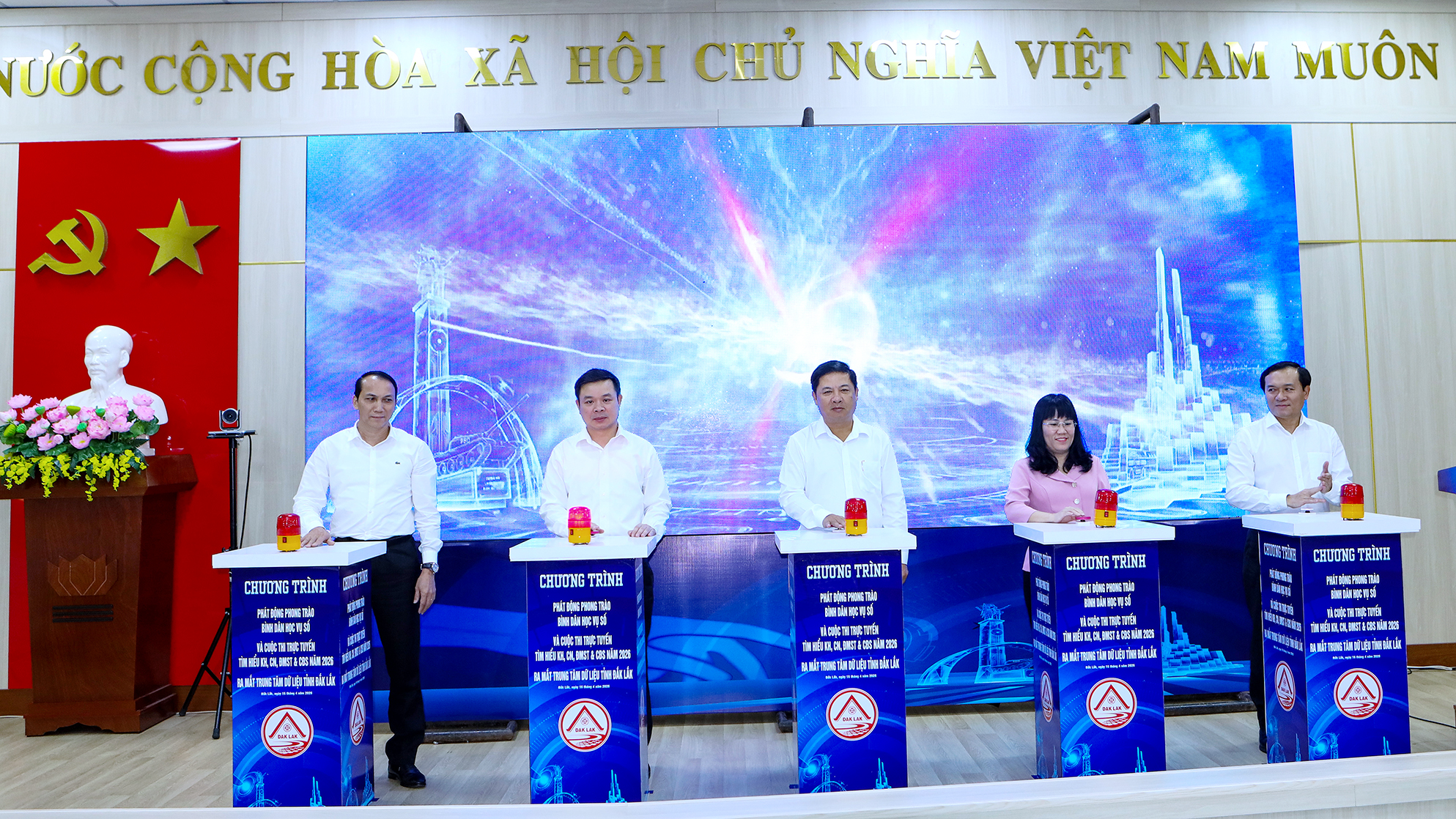 Các đại biểu thực hiện nghi thức phát động Phong trào “Bình dân học vụ số” năm 2026 và khởi động Cuộc thi trắc nghiệm trực tuyến về khoa học, công nghệ và chuyển đổi số năm 2026.