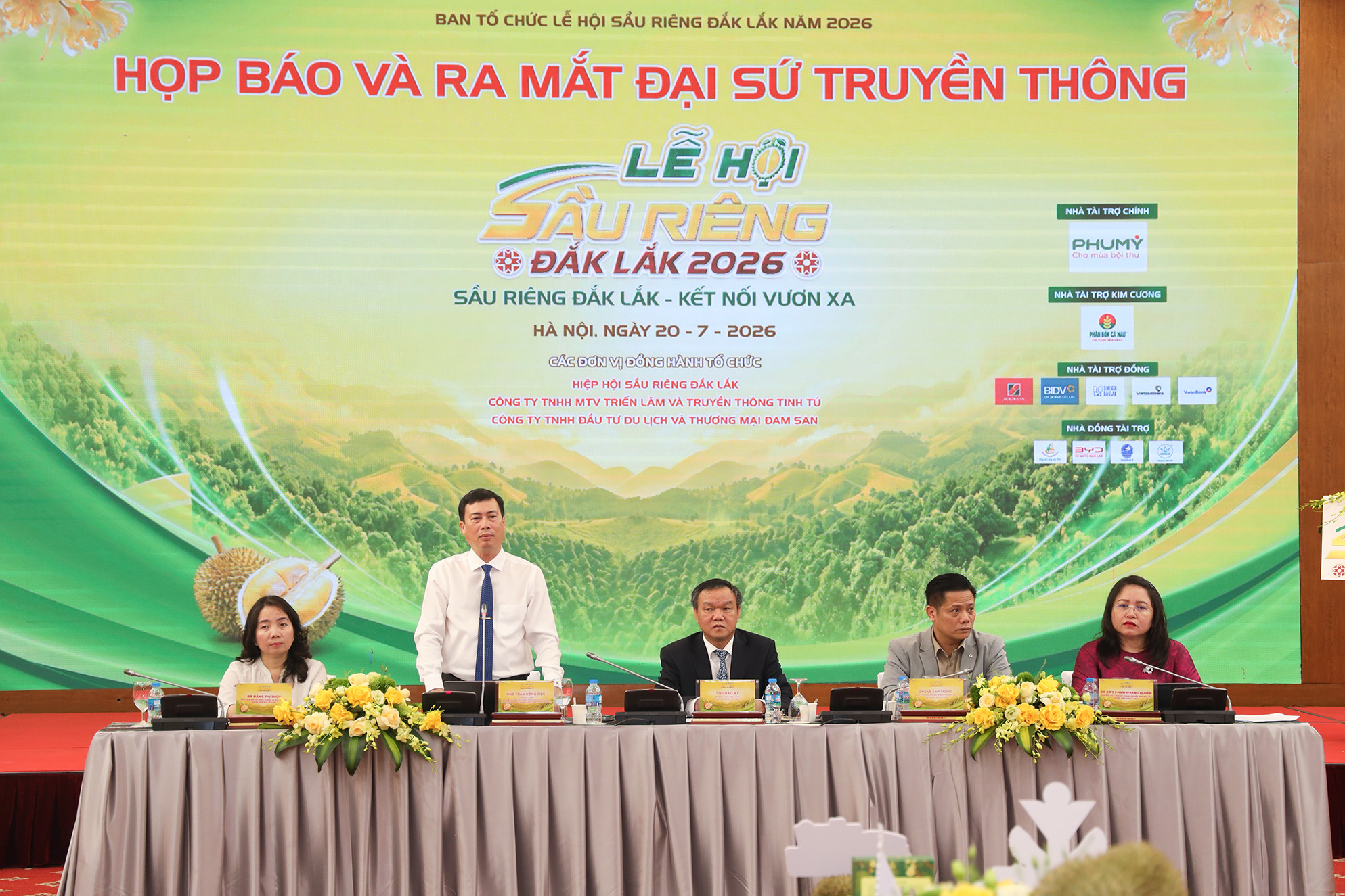 Giám đốc Sở Văn hóa, Thể thao và Du lịch tỉnh Đắk Lắk Trần Hồng Tiến - Phó Trưởng Ban Thường trực Ban Tổ chức Lễ hội phát biểu tại họp báo